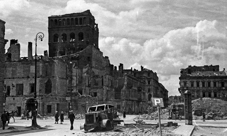 Довоенный небоскреб PAST, разрушенный после Второй мировой войны, Варшава, 1945. Фото: Фальковский / CFK / Forum